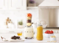 SMEG Smoothie Blender - Compact - Creme - 600 Ml - PBF01CREU -Le Creuset Winkel WEB PBF01CREU L01.eps