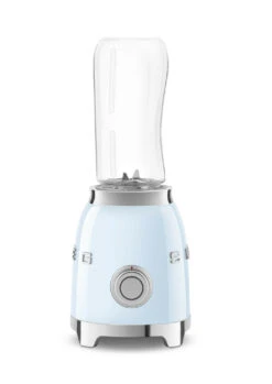 SMEG Smoothie Blender - Compact - Pastelblauw - 600 Ml - PBF01PBEU 12 SMEG Smoothie Blender - Compact - Pastelblauw - 600 Ml - PBF01PBEU -Le Creuset Winkel WEB PBF01PBEU 3.jpg