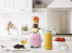 SMEG Smoothie Blender - Compact - Roze - 600 Ml - PBF01PKEU -Le Creuset Winkel WEB PBF01PKEU L01.jpg
