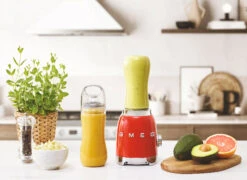 SMEG Smoothie Blender - Compact - Rood - 600 Ml - PBF01RDEU 9 SMEG Smoothie Blender - Compact - Rood - 600 Ml - PBF01RDEU -Le Creuset Winkel WEB PBF01RDEU L03.eps
