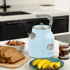 Westinghouse Waterkoker Retro Collections - 2200 W - Blauw - 1.7 Liter - WKWKH148BU 6 Westinghouse Waterkoker Retro Collections - 2200 W - Blauw - 1.7 Liter - WKWKH148BU -Le Creuset Winkel WKWKH148BU Lifestyle2 scaled 1