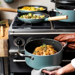 Greenpan Pannenset Met Keukenhulpjes Mayflower - 5 Delige Set -Le Creuset Winkel b3ea877fa186b642ea22183df5174aa8c097b8f0 GP FEA MAY SkyBlA BrBD Christmas Prep Lifestyle 2018 a