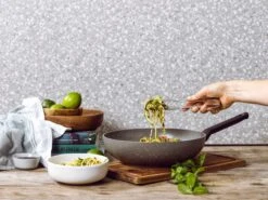 BK Wokpan Granite - Aluminium - ø 28 Cm - Keramische Anti-aanbaklaag -Le Creuset Winkel bec098d37c77680912ae9a9e67d802aece6d1adf BK Inductiekoken PH00636 025 1