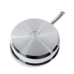 BK Hapjespan Met Deksel - Bright RVS - ø 28 Cm - Zonder Anti-aanbaklaag -Le Creuset Winkel fc0dc2028d5d3253cc6eac1205cd79041df26e1e BK Bri SauteP 1pc CC005749 001 Base