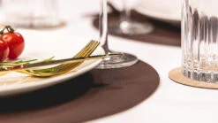 Jay Hill Placemats - Vegan Leer - Bruin / Zand - Dubbelzijdig - ø 38 Cm - 6 Stuks -Le Creuset Winkel jay hill placemat 2 scaled