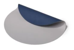 Jay Hill Placemat - Vegan Leer - Grijs / Blauw - Dubbelzijdig - ø 38 Cm -Le Creuset Winkel jay hill placemat rond lichtgrijs blauw scaled