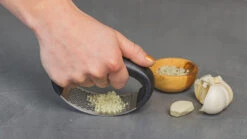 Sareva Knoflookpers -Le Creuset Winkel knoflookpers 2 scaled