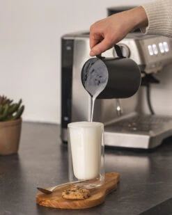 Jay Hill Melkopschuimkan - Zwart - 600 Ml 8 Jay Hill Melkopschuimkan - Zwart - 600 Ml -Le Creuset Winkel koffie 11 scaled