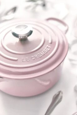 Le Creuset Braadpan Signature - Shell Pink - ø 24 Cm / 4.2 Liter -Le Creuset Winkel le creuset braadpan shell pink sfeerbeeld 2