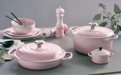 Le Creuset Braadpan Signature - Campagnard - Shell Pink - ø 26 Cm / 2.2 Liter 8 Le Creuset Braadpan Signature - Campagnard - Shell Pink - ø 26 Cm / 2.2 Liter -Le Creuset Winkel le creuset shell pink sfeerbeeld