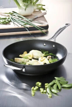 Le Creuset Sauteerpan Les Forgées TNS - ø 28 Cm / 3.2 Liter - Standaard Anti-aanbaklaag 10 Le Creuset Sauteerpan Les Forgées TNS - ø 28 Cm / 3.2 Liter - Standaard Anti-aanbaklaag -Le Creuset Winkel le creuset sauteerpan 28cm eten