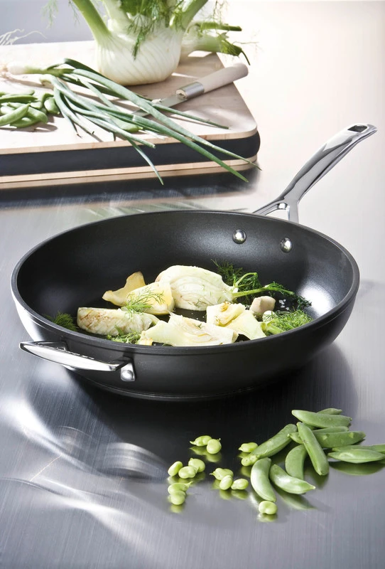 Le Creuset Sauteerpan Les Forgées TNS - ø 28 Cm / 3.2 Liter - Standaard Anti-aanbaklaag 4 Le Creuset Sauteerpan Les Forgées TNS - ø 28 Cm / 3.2 Liter - Standaard Anti-aanbaklaag - Afbeelding 4