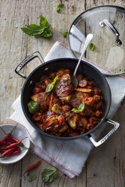 Le Creuset Hapjespan Met Deksel - Les Forgées TNS - ø 24 Cm / 2.3 Liter - Standaard Anti-aanbaklaag -Le Creuset Winkel le creuset sauteerpan met deksel 24cm sfeer2 scaled