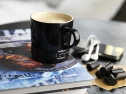 Le Creuset Mok - Ebbenzwart - 350 Ml -Le Creuset Winkel le creuset theemok zwart sfeer