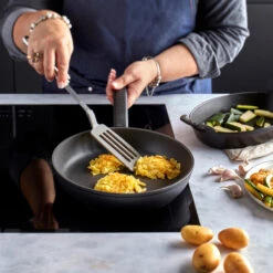 Demeyere Koekenpan Alu Comfort 3 - Duraslide - ø 20 Cm - Standaard Anti-aanbaklaag 10 Demeyere Koekenpan Alu Comfort 3 - Duraslide - ø 20 Cm - Standaard Anti-aanbaklaag -Le Creuset Winkel pdp masonry content demeyere alu comfort dura 3 pan soft utensils 750x750