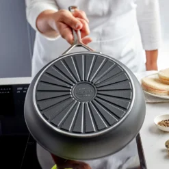 Demeyere Hapjespan Alu Pro 5 - Duraslide Titanium - ø 24 Cm / 3.2 Liter - Standaard Anti-aanbaklaag -Le Creuset Winkel pdp masonry content demeyere radiant 750x750