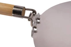 Fernus & Friends Pizza Oven - Voor Fornuis - Pure Polished Aluminium - Voor ø 26 Cm Pizza's -Le Creuset Winkel pizza schep detail 2 scaled