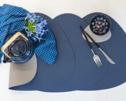 Jay Hill Onderzetters - Vegan Leer - Grijs / Blauw - Organic - Dubbelzijdig - 13 X 11 Cm - 6 Stuks 7 Jay Hill Onderzetters - Vegan Leer - Grijs / Blauw - Organic - Dubbelzijdig - 13 X 11 Cm - 6 Stuks -Le Creuset Winkel placemat 1 2 scaled