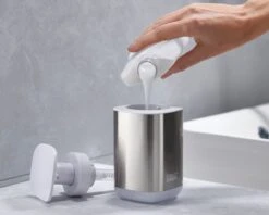 Joseph Joseph Zeepdispenser Presto 5 Joseph Joseph Zeepdispenser Presto -Le Creuset Winkel presto steel white iu2 5422f4d1 7b11 440d a409 019311a050c2 2000x 1