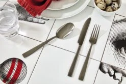 Sambonet Bestekset Flat - Zwart - 24 Delig / 6 Personen -Le Creuset Winkel sambonet bestekset flat zwart sfeer2