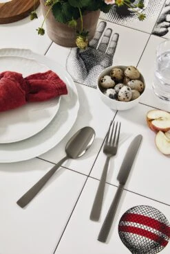 Sambonet Bestekset Flat - Zwart - 24 Delig / 6 Personen -Le Creuset Winkel sambonet bestekset flat zwart sfeer3