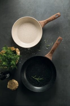 Sambonet Wokpan Rock 'n' Rose - Zwart - ø 28 Cm - Standaard Anti-aanbaklaag 8 Sambonet Wokpan Rock 'n' Rose - Zwart - ø 28 Cm - Standaard Anti-aanbaklaag -Le Creuset Winkel sambonet pannen rock n rose sfeer3