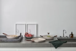 Sambonet Hapjespan Rock 'n' Rose - Creme - ø 28 Cm / 3.6 Liter - Standaard Anti-aanbaklaag 6 Sambonet Hapjespan Rock 'n' Rose - Creme - ø 28 Cm / 3.6 Liter - Standaard Anti-aanbaklaag -Le Creuset Winkel sambonet rock n rose sfeer2