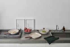 Sambonet Hapjespan Rock 'n' Rose - Creme - ø 28 Cm / 3.6 Liter - Standaard Anti-aanbaklaag 7 Sambonet Hapjespan Rock 'n' Rose - Creme - ø 28 Cm / 3.6 Liter - Standaard Anti-aanbaklaag -Le Creuset Winkel sambonet rock n rose sfeer4