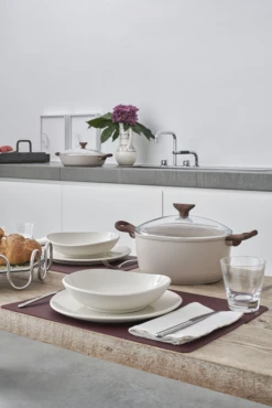 Sambonet Braadpan Rock 'n' Rose - Creme - ø 24 Cm / 4.5 Liter - Standaard Anti-aanbaklaag -Le Creuset Winkel sambonet rock n rose sfeer7