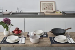 Sambonet Braadpan Rock 'n' Rose - Creme - ø 24 Cm / 4.5 Liter - Standaard Anti-aanbaklaag -Le Creuset Winkel sambonet rock n rose sfeer8 1