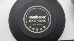 Sambonet Wokpan Rock 'n' Rose - Zwart - ø 32 Cm - Standaard Anti-aanbaklaag -Le Creuset Winkel sambonet rock n rose achterkant 1