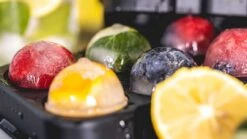 Sareva IJsblokjesvorm - 6 Ronde Ijsbollen - Siliconen - Easy Release - Herbruikbaar -Le Creuset Winkel sereva ijs sfeer 24 scaled