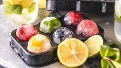 Sareva IJsblokjesvorm - 6 Ronde Ijsbollen - Siliconen - Easy Release - Herbruikbaar -Le Creuset Winkel sereva ijs sfeer 27 scaled