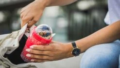 Sareva Muesli Beker - Met Lepel - Yoghurt 2 Go - Rood -Le Creuset Winkel sfeer 11 1 scaled