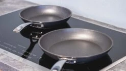 Le Creuset Koekenpannenset Les Forgées TNS - ø 24 En 28 Cm - Standaard Anti-aanbaklaag -Le Creuset Winkel sfeer 1 2 scaled