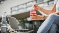 Sareva Muesli Beker - Met Lepel - Yoghurt 2 Go - Rood -Le Creuset Winkel sfeer 22