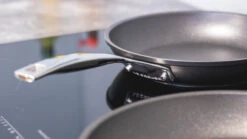 Le Creuset Koekenpannenset Les Forgées TNS - ø 24 En 28 Cm - Standaard Anti-aanbaklaag -Le Creuset Winkel sfeer 2 7 scaled