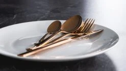 Sareva Bestekset - Koper - 4-delig -Le Creuset Winkel sfeer brons 6 1 scaled