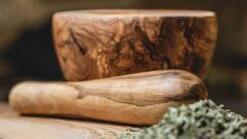 Jay Hill Vijzel Tunea - Olijfhout - ø 10 Cm 14 Jay Hill Vijzel Tunea - Olijfhout - ø 10 Cm -Le Creuset Winkel tunea 28 scaled