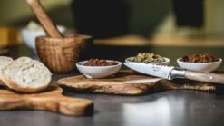 Jay Hill Kaasplank Tunea - Olijfhout - 18 X 16 Cm -Le Creuset Winkel tunea 5 1 scaled