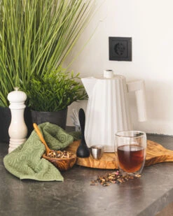 Alessi Waterkoker Plissé - Droogkookbeveiliging - Wit - Michele De Lucchi - 1 Liter - MDL06/1 W -Le Creuset Winkel waterkoker klein 1 scaled