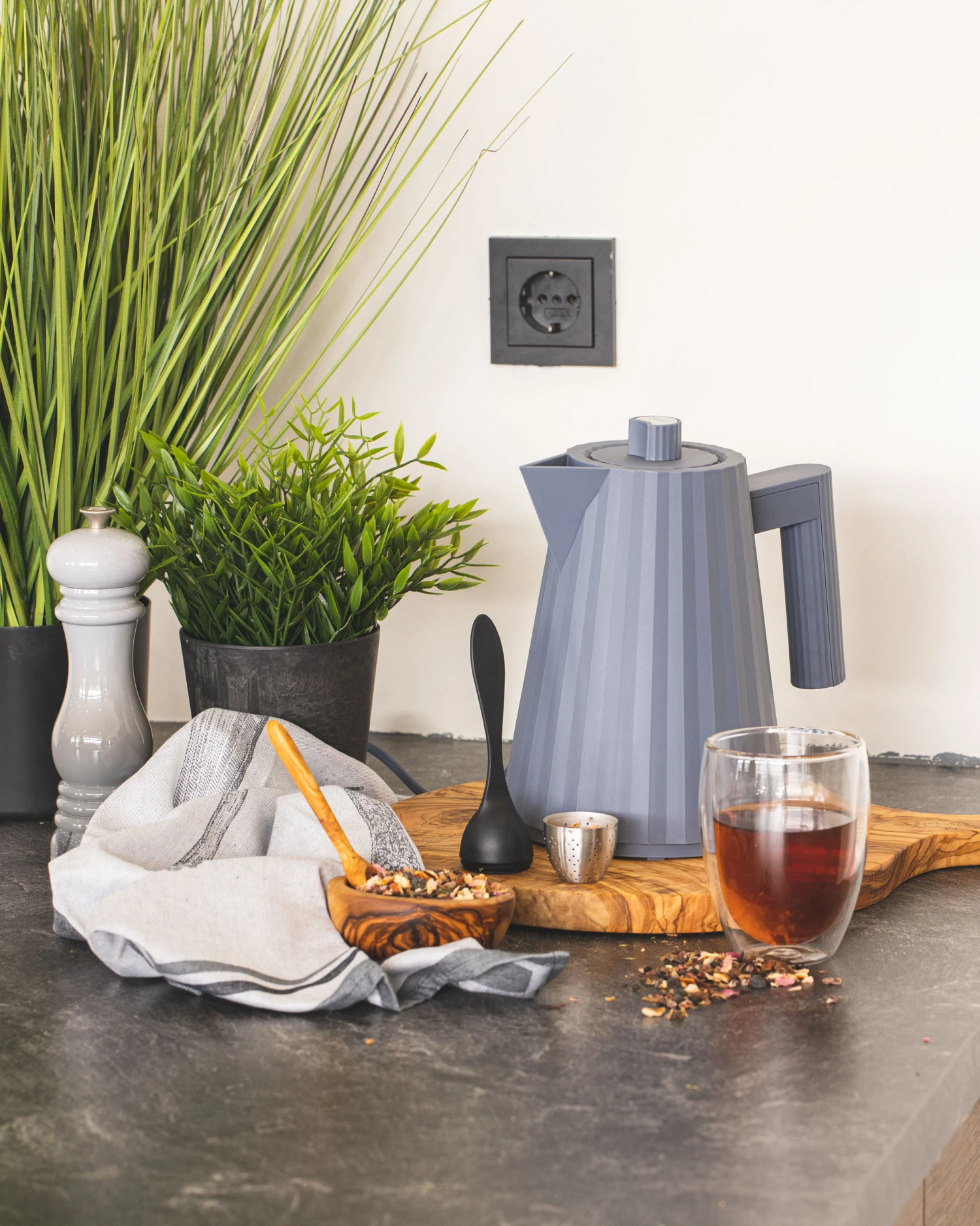 Alessi Waterkoker Plissé - Droogkookbeveiliging - Grijs - Michele De Lucchi - 1 Liter - MDL06/1 G 2 Alessi Waterkoker Plissé - Droogkookbeveiliging - Grijs - Michele De Lucchi - 1 Liter - MDL06/1 G - Afbeelding 2